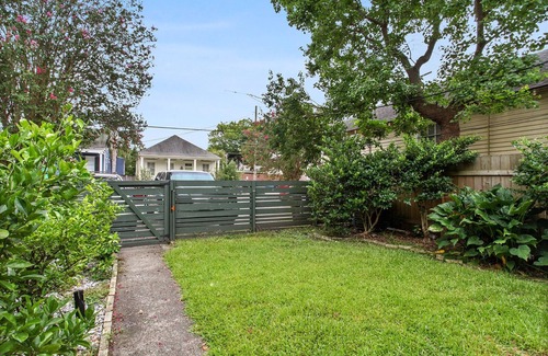 Uptown Historic District House | Quiet and safe Uptown house steps from Audubon Zoo and shopping on Magazine