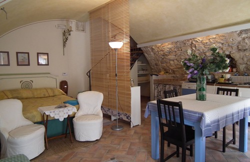 Costermano Apartment | Quiet and spacious studio in a green and sunny