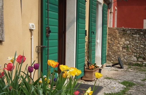 Costermano Apartment | Quiet and spacious studio in a green and sunny