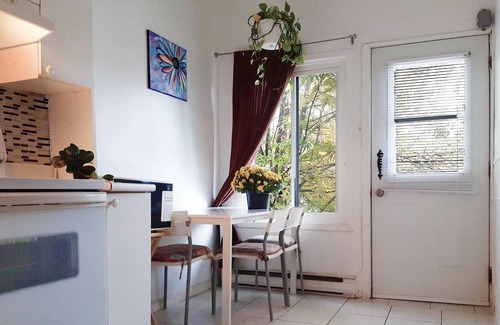 Cote-Saint-Paul Apartment | Quiet Apartment 3 min walk to metro 10 min to downtown