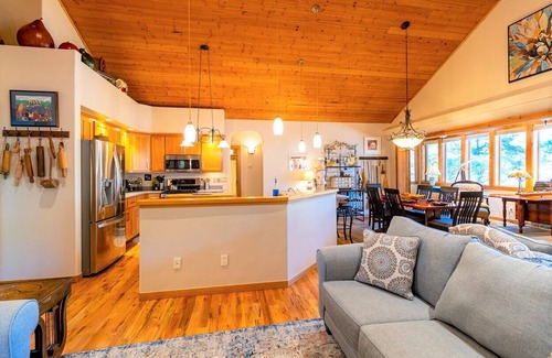 Pagosa Springs Cabin | Quiet Area, Hot Tub, Close to Lakes, Shopping and Dining