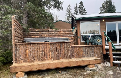 Whiteshell Cabin | Quiet Bay West Hawk Cottage