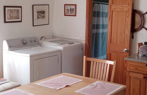 Mastic Beach House | Quiet Bayside cottage. 10 minutes to beach, 15 minutes to shopping.