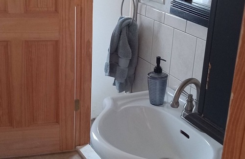 Mastic Beach House | Quiet Bayside cottage. 10 minutes to beach, 15 minutes to shopping.