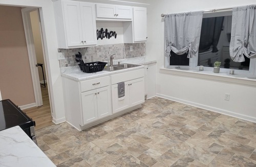 Charlotte House | Quiet, Beachside Modern 2-bedroom with WiFi and AC in charming Rochester
