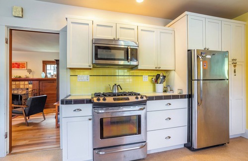 South Berkeley House | Quiet Berkeley Bungalow