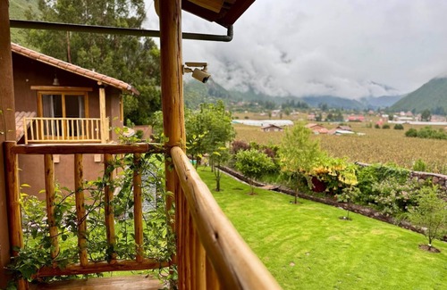 Calca House | QUIET BUNGALOW WITH CREEK AND MOUNTAIN VIEW