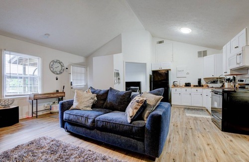 Newnan House | Quiet Cabin By The Lake
