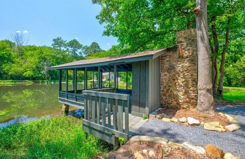 Newnan House | Quiet Cabin By The Lake