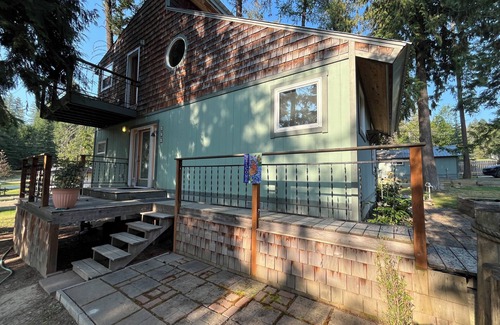 Hope Cabin | Quiet cabin in theTrees Boat parking Large bedroom 2 Bathrooms Fireplace W/D