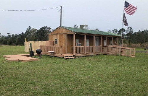 Elberta Cottage | Quiet Cabin with Owa theme park, shopping, dining and the beach minutes away.