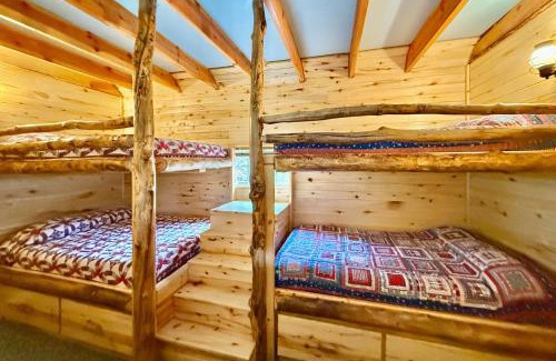 Glendale House | Quiet Canyon Starry Nights HappyOurs Ranch Bunk Family Home