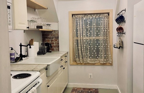 Detroit Apartment | Quiet carriage house in historic Detroit neighborhood - 10 minutes from downtown
