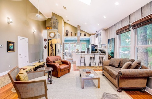 East Cesar Chavez House | Quiet central home with enclosed yard, deck, grill, central AC, & washer/dryer