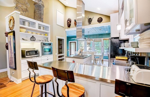 East Cesar Chavez House | Quiet central home with enclosed yard, deck, grill, central AC, & washer/dryer