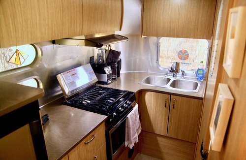 Fernwood House | Quiet & Charming Creekside Trailers