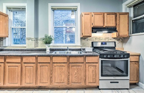 South Austin House | Quiet Chicago Townhome: Walk to Subway Stations