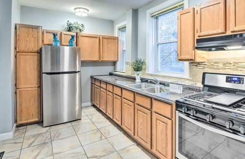 South Austin House | Quiet Chicago Townhome: Walk to Subway Stations