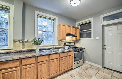 South Austin House | Quiet Chicago Townhome: Walk to Subway Stations