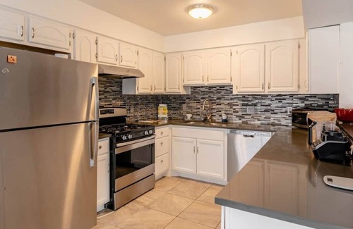 Franklin Park House | Quiet & Clean House w/ Patio! W/D, Parking, WiFi