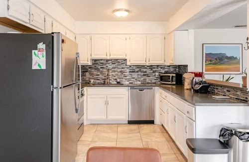 Franklin Park House | Quiet & Clean House w/ Patio! W/D, Parking, WiFi