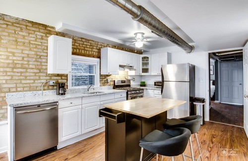 West Town Condo | Quiet Comfort in the Big City. Just Steps to the Blue Line by AllSet Turnover
