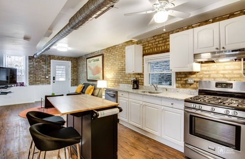 West Town Condo | Quiet Comfort in the Big City. Just Steps to the Blue Line by AllSet Turnover