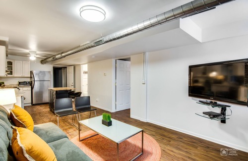 West Town Condo | Quiet Comfort in the Big City. Just Steps to the Blue Line by AllSet Turnover