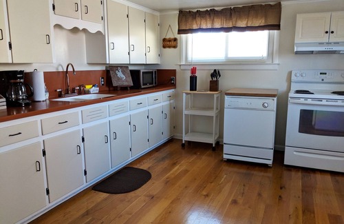 Laramie House | Quiet, Comfortable Location! w/Double Garage/Air Conditioning