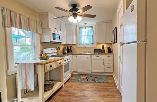 Wall House | Quiet, Comfortable Retreat for Couples & Small Families - Belmar NJ