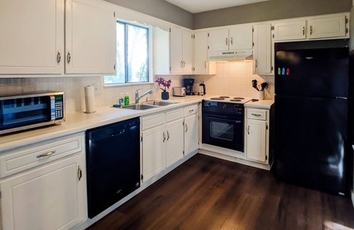 Mission House | Quiet, comfy and spacious 3 bedroom home in KC