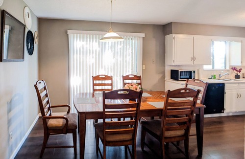 Mission House | Quiet, comfy and spacious 3 bedroom home in KC