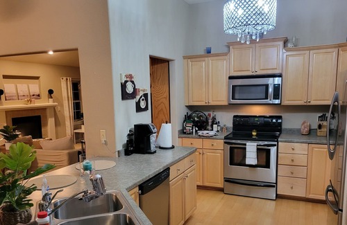 Slinger Condo | Quiet condo stay w/easy access to 41 to Milwaukee or Appleton.