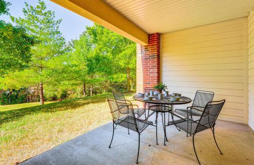 Branson Apartment | Quiet Condo with Patio 3 Mi to Dtwn Branson!