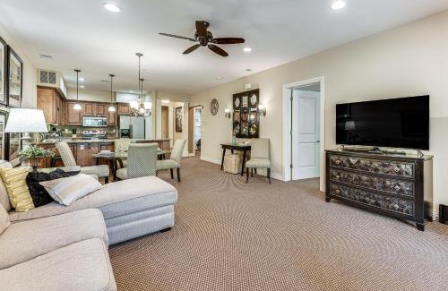Branson Apartment | Quiet Condo with Patio 3 Mi to Dtwn Branson!