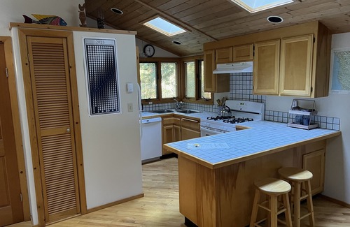 Mendocino Cottage | Quiet Cottage Ten Minutes from Mendocino and the Beach