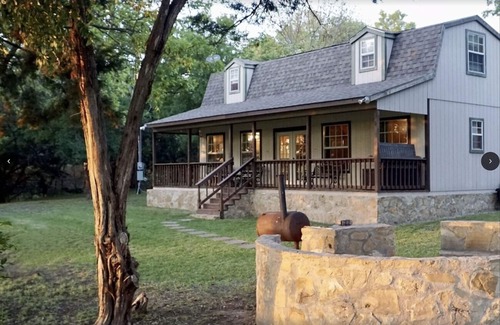 Gatesville Cabin | Quiet Country Cabin nestled on 100 Acres
