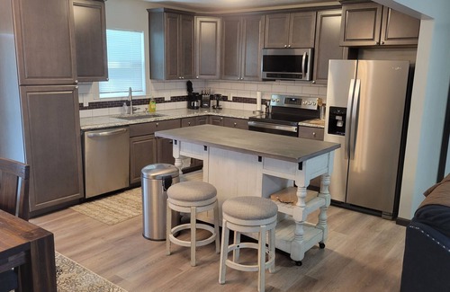 Independence House | Quiet country feeling in the city. 3 bed 2 bath.