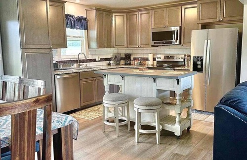 Independence House | Quiet country feeling in the city. 3 bed 2 bath.