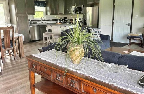 Independence House | Quiet country feeling in the city. 3 bed 2 bath.