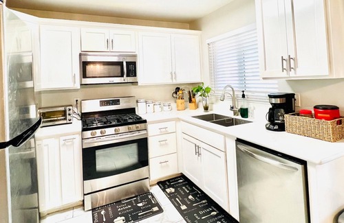 Las Vegas House | Quiet & Cozy 2BR in Heart of Vegas - 8 Mins to Strip & Downtown