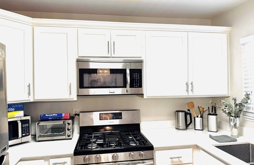 Las Vegas House | Quiet & Cozy 2BR in Heart of Vegas - 8 Mins to Strip & Downtown