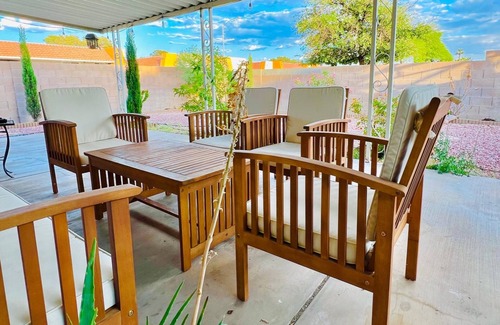 Las Vegas House | Quiet & Cozy 2BR in Heart of Vegas - 8 Mins to Strip & Downtown