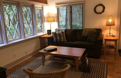Welches House | Quiet, Cozy Cottage in the Woods with Large Outdoor Area