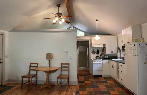 Welches House | Quiet, Cozy Cottage in the Woods with Large Outdoor Area