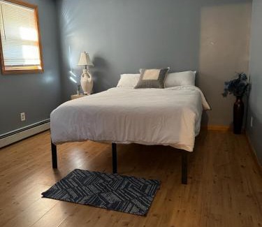 Hamden House | Quiet Cozy Stay Spacious Home Near Beach & Shops