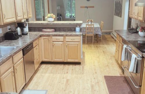 Hamden House | Quiet Cozy Stay Spacious Home Near Beach & Shops