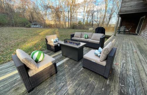 Hamden House | Quiet Cozy Stay Spacious Home Near Beach & Shops