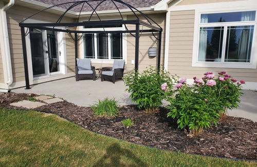 Moorhead House | Quiet cul-de-sac home with golf course views