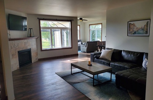Moorhead House | Quiet cul-de-sac home with golf course views
